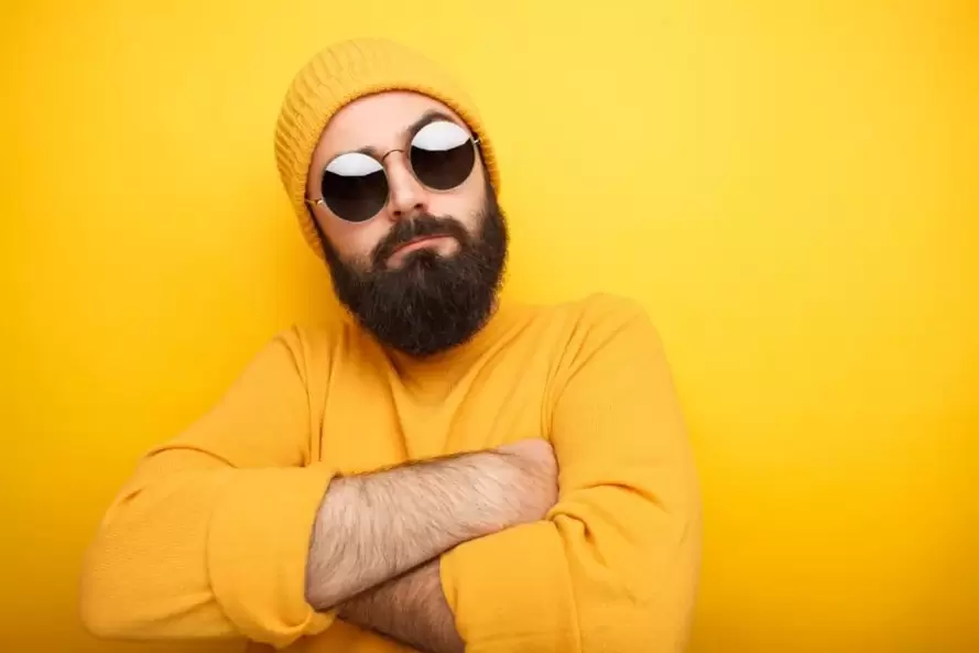 brutální muž, který zvětšil tloušťku svého penisu