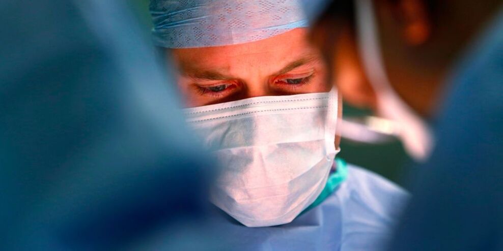 chirurg provede operaci pro zvětšení penisu