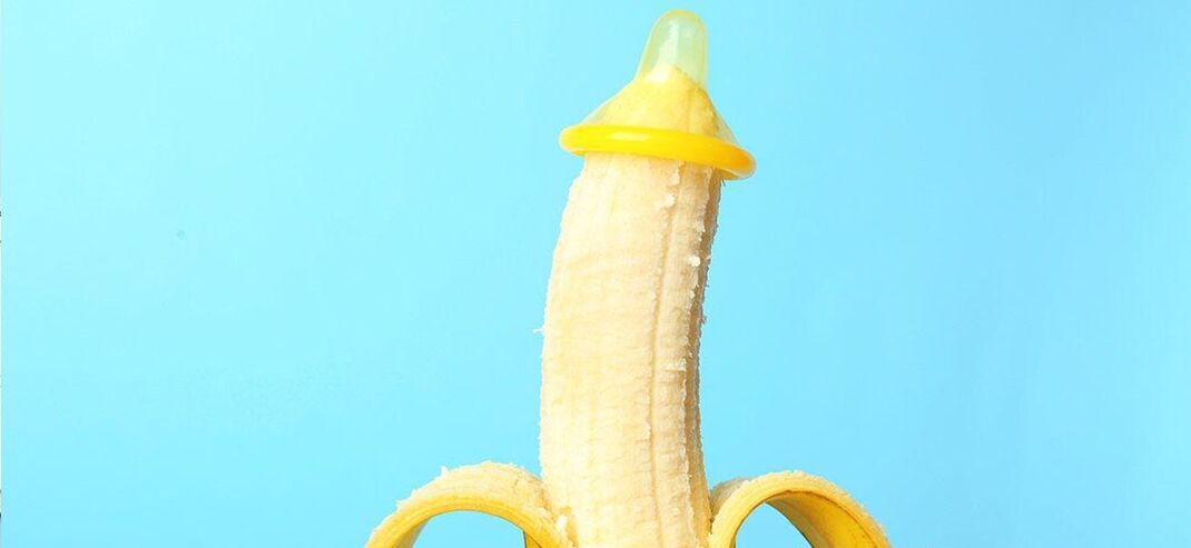banán v kondomu jako imitace zvětšení penisu bez operace