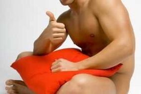 Muž se připravuje na jelq - cvičení zvětšení penisu